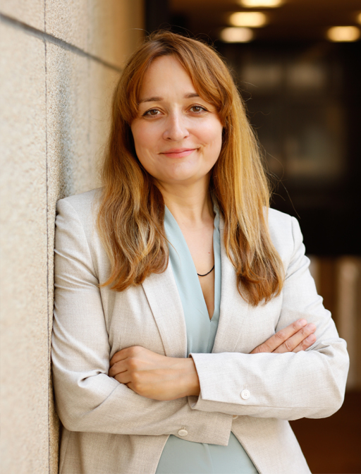 Bild für die Willkommensseite. Ekaterina lehnt an einer Mauer